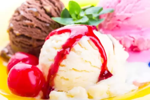 bola-de-sorvete-com-colheres-de-baunilha-chocolate-e-frutas-vermelhas-e-cobertura 488220-15674